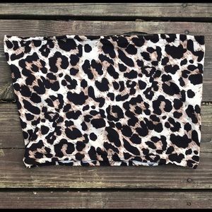 5/$25🐝
 🦋Leopard tube crop top